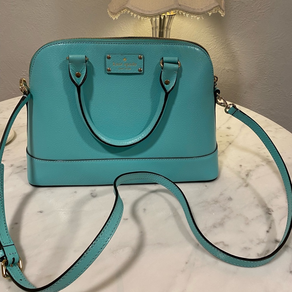 Médium Kate Spade Purse with Crossbody Strap